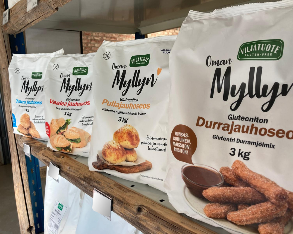 Virtasalmen Viljatuote myymälän hylly jossa jauhoseospusseja